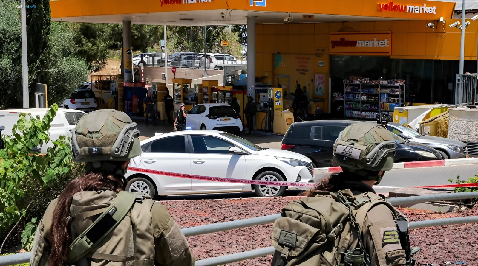 Военнослужащие Израиля на месте стрельбы у заправочной станции Yellow Market в центре страны, где один погиб и пятеро ранены