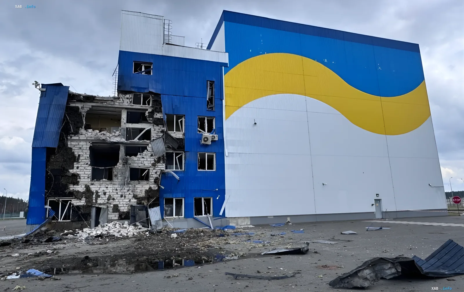 Разрушенное здание хранилища ОЯТ в Чернобыле после удара — видны обломки, поврежденные стены и флаг Украины на фасаде