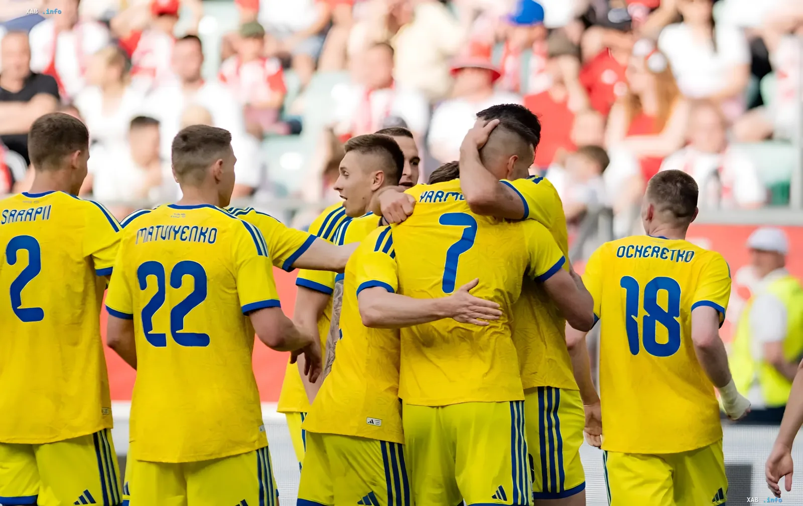 Сборная Украины в желто-синих футболках празднует гол, но без стадиона: «Висла» закрыла двери сборной и «Шахтеру»