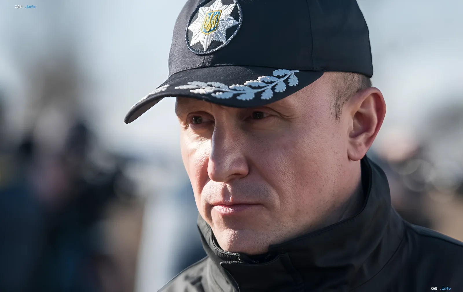 Український офіцер у формі з емблемою СБУ на кепці, що символізує боротьбу з російськими спецслужбами та їх гібридною війною