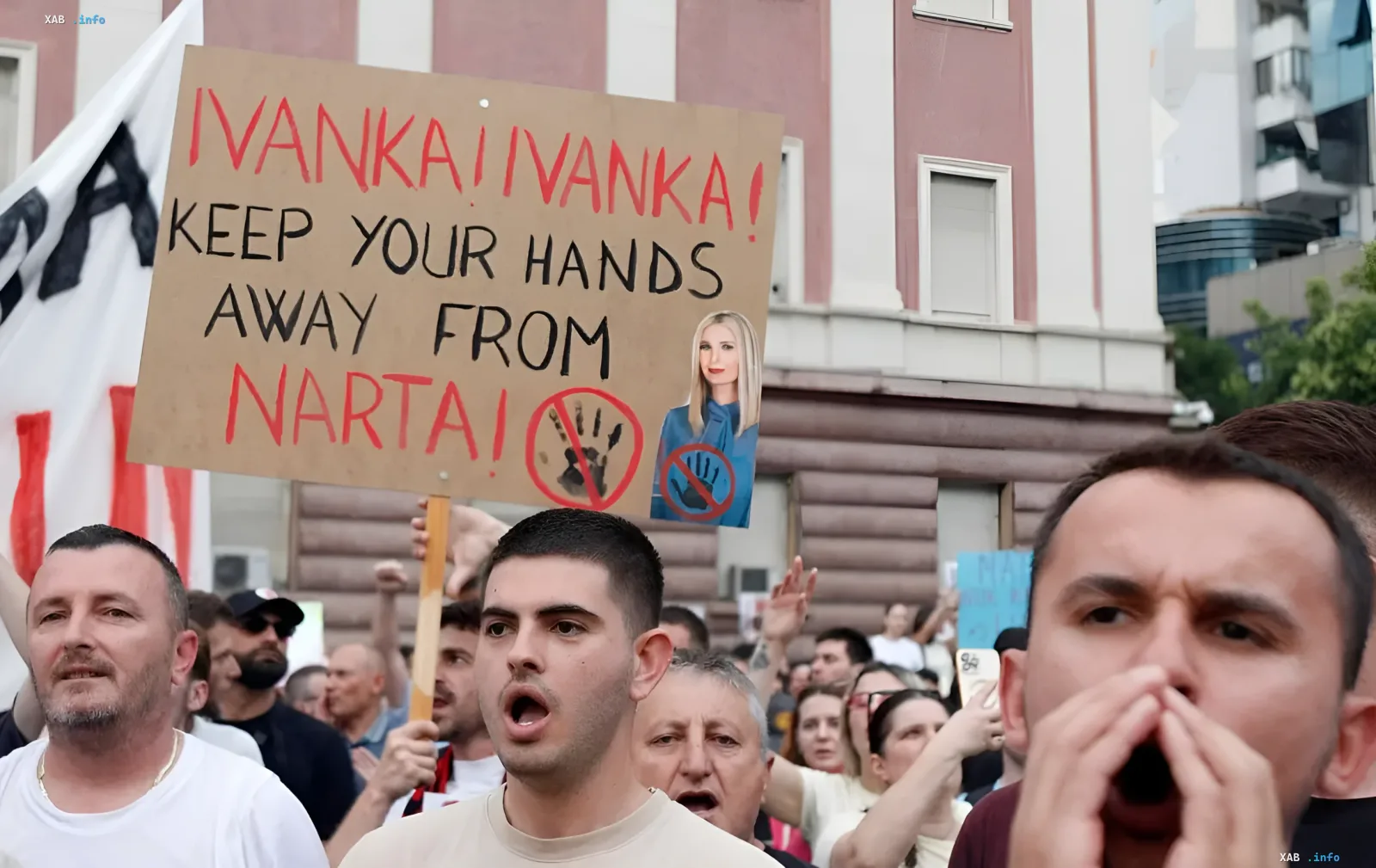 Протестующие в Албании держат плакат с призывом к Ивонне Трамп отойти от проекта Narta, символизируя экологический скандал вокруг курорта Джареда Кушнера