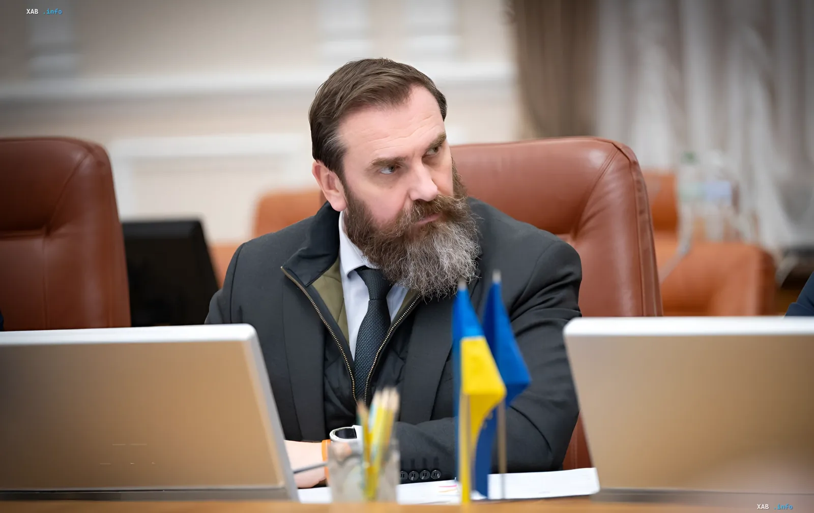 Міністр освіти України Сергій Шкарлет на засіданні з українськими прапорами, обговорюючи бюджет на 100 мільярдів гривень та загрози для математики в школах