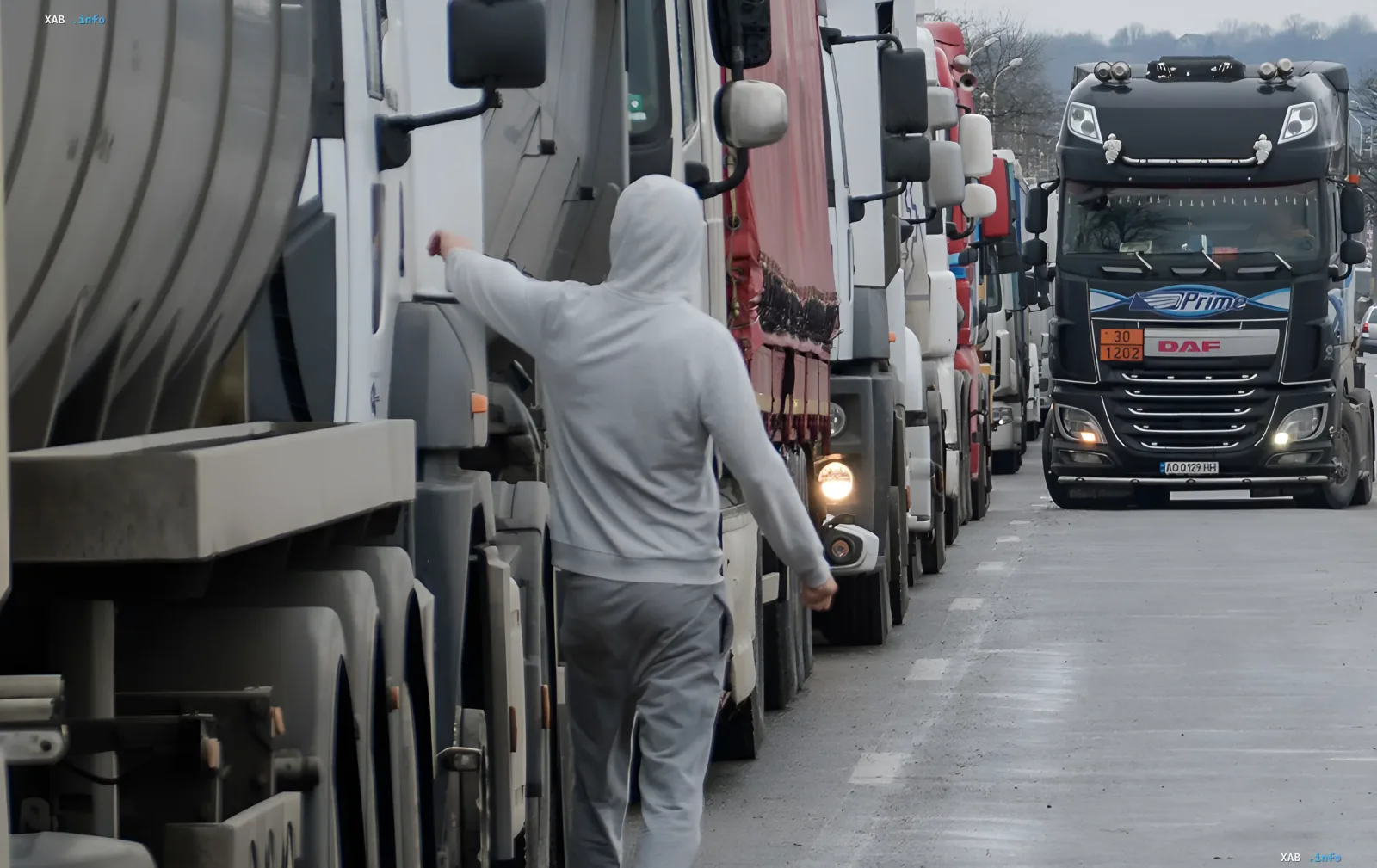 Experiment with long trucks on the Kyiv — Odesa highway: drivers coordinate the movement of super-trucks