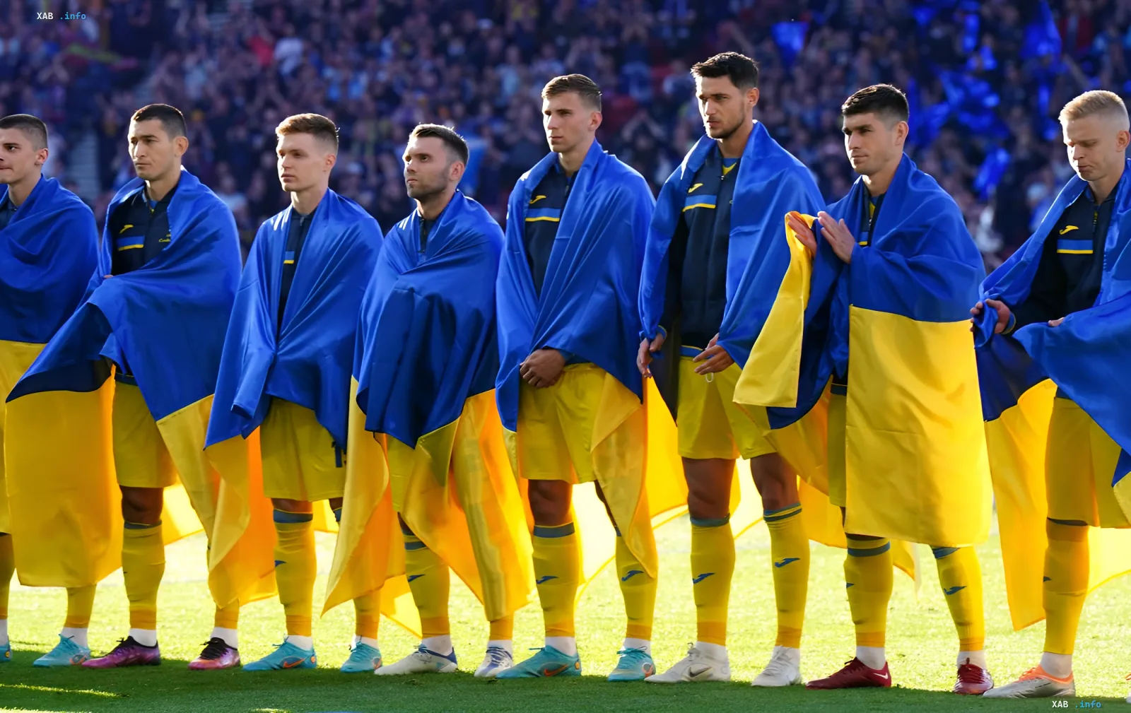 Сборная Украины в форме с флагами на плечах во время церемонии перед матчем, на фоне драмы с Эриксеном