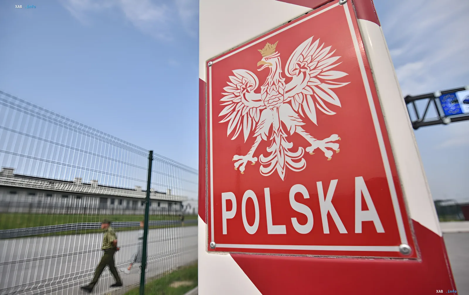 Граница Польши: знак с гербом и надписью POLSKA, забор и пограничник на фоне — как избежать очередей в летний сезон