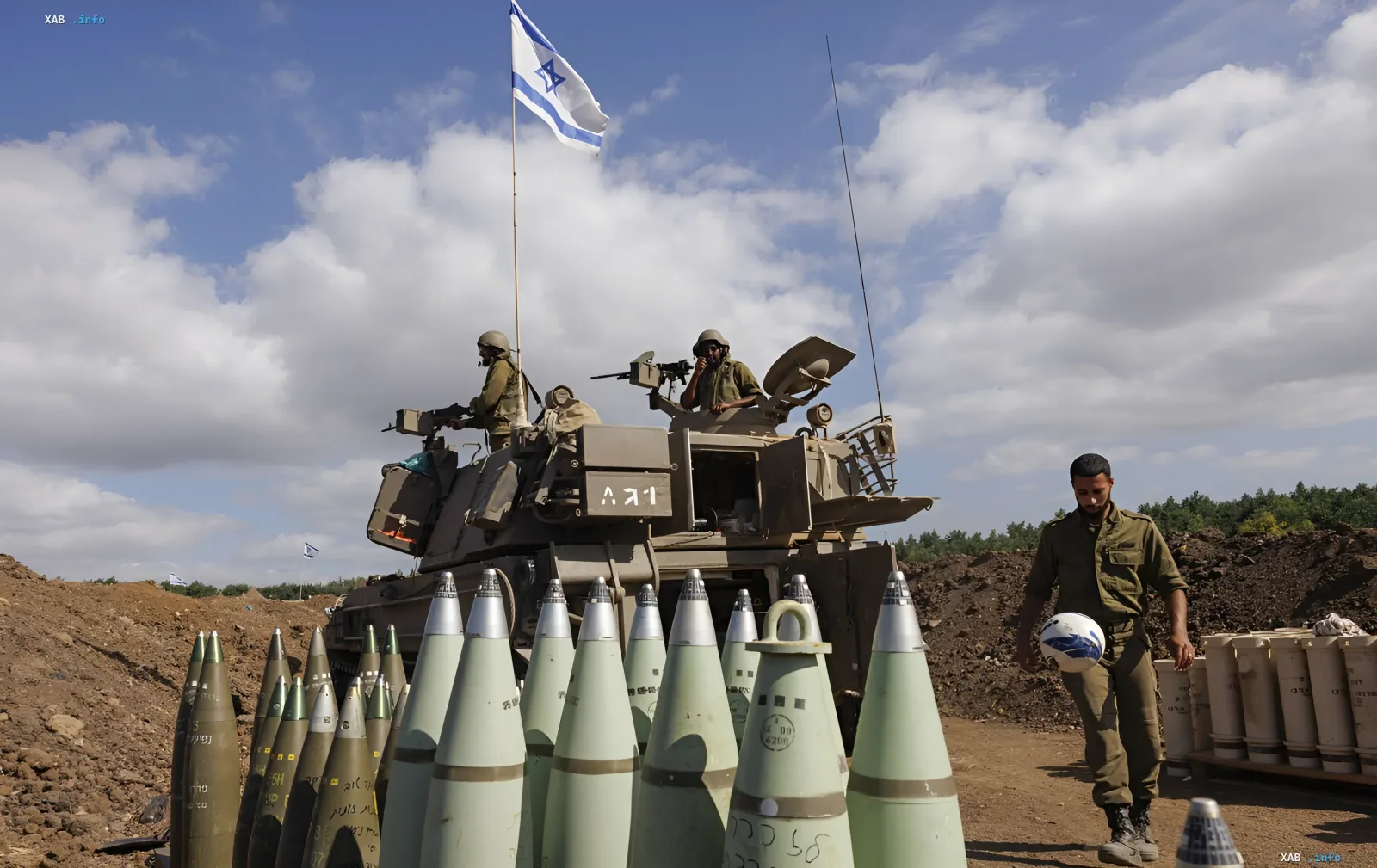 Israelische Soldaten neben Munition und Panzerfahrzeug mit israelischer Flagge – Vorbereitung auf Angriffe auf militärische Ziele im Iran