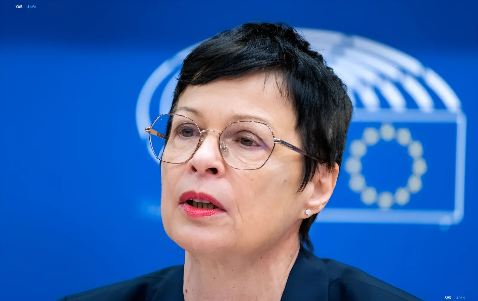 Марта Кос, еврокомиссар, выступает на фоне логотипа ЕС, обсуждая вступление Украины в Евросоюз