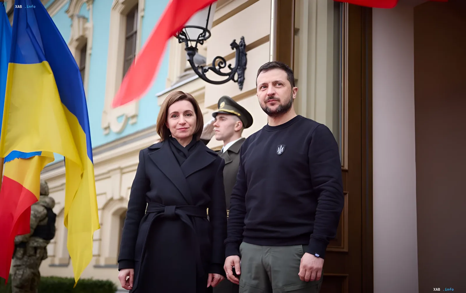 Президент Молдовы Майя Санду и президент Украины Владимир Зеленский стоят рядом на фоне флагов стран, обсуждая вопросы безопасности и системы ПВО.