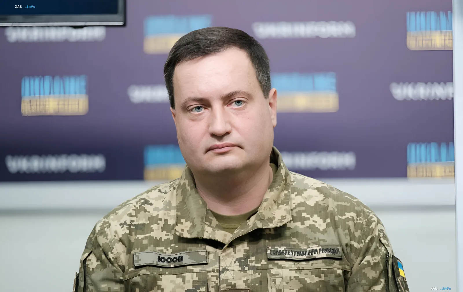 Андрей Юсов, глава ГРУ Украины, в военной форме на фоне логотипов спецслужб