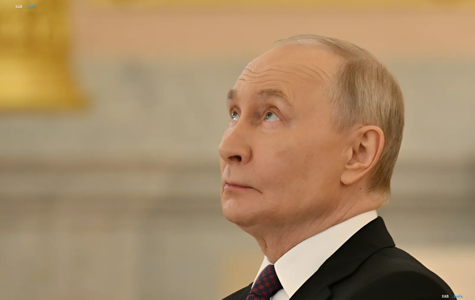 Wladimir Putin im Profil, nachdenklicher Blick, vor einem Hintergrund aus goldenen Innenelementen, der das Thema der Sicherheitslücken nach dem Angriff auf Khamenei illustriert