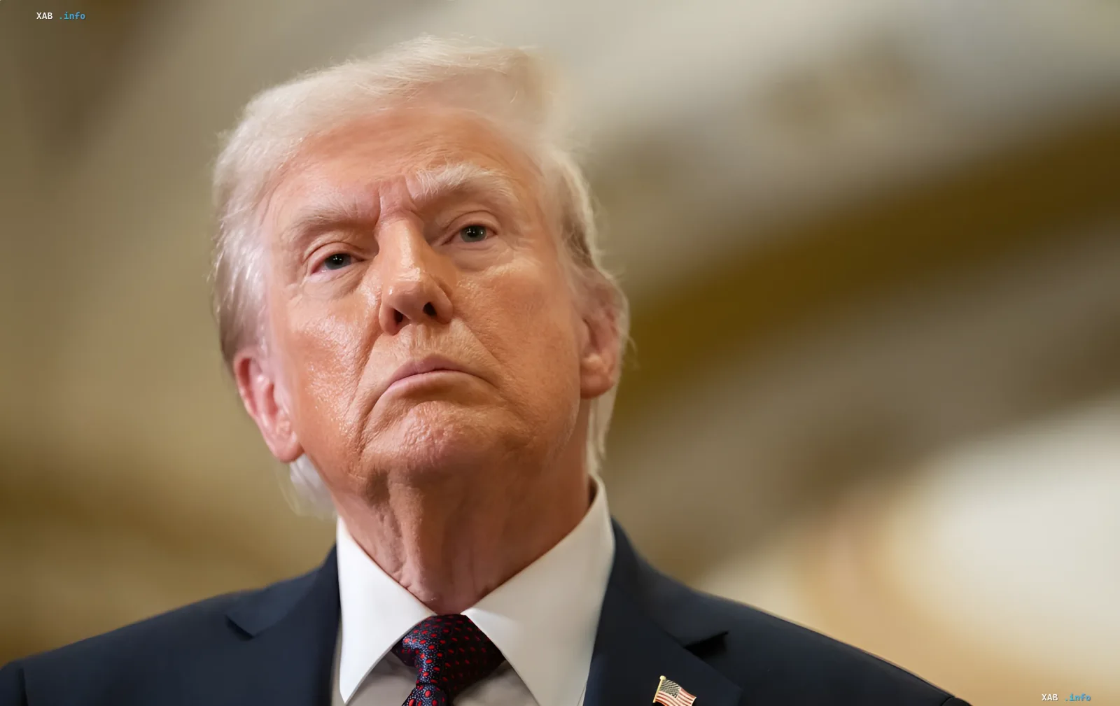 Дональд Трамп в деловом костюме с серьезным выражением лица, символизирующим его жесткий ультиматум Нетаньяху и новые условия сделки с Ираном.
