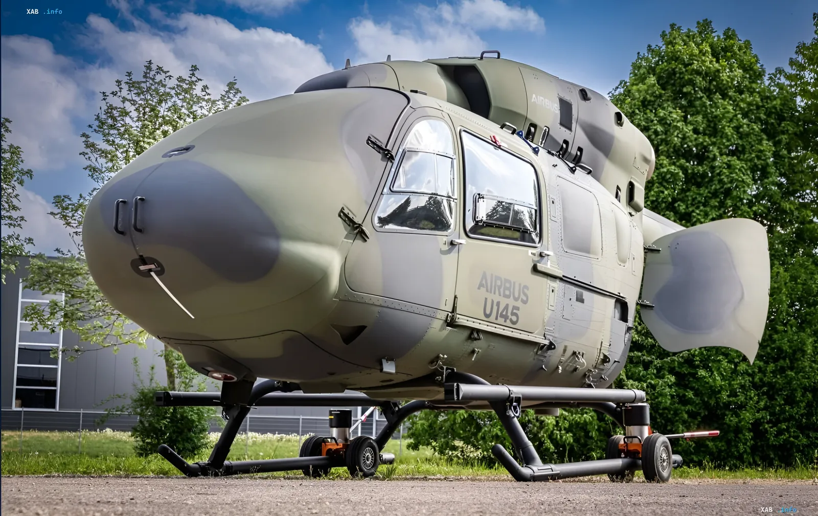 Прототип безпілотного вертольота Airbus U145 на землі: вид спереду, камуфляжне забарвлення, напис AIRBUS U145