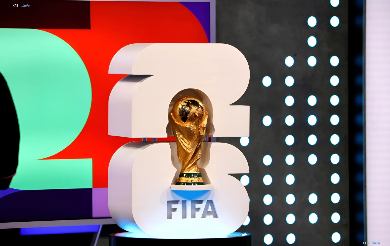 Золотой кубок мира FIFA на фоне цифры 26, символизирующей предсказание финала ЧМ-2026