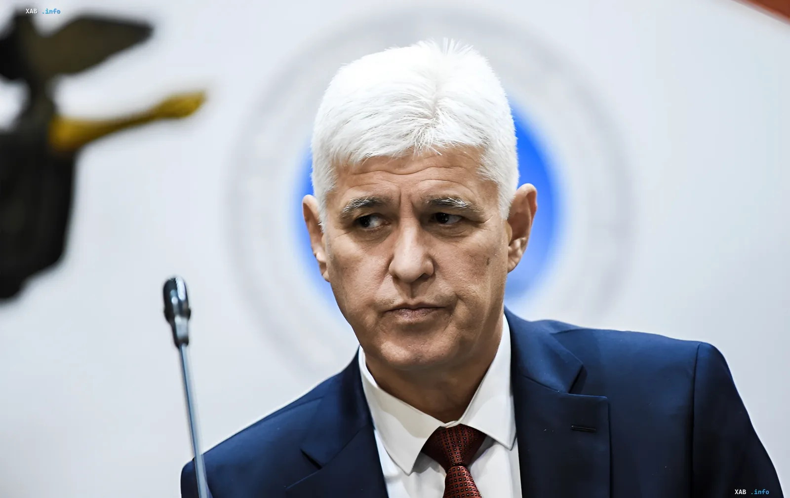 Даниэль Митов, новый министр обороны Болгарии, на пресс-конференции, обсуждающий возможное прекращение поставок оружия Украине