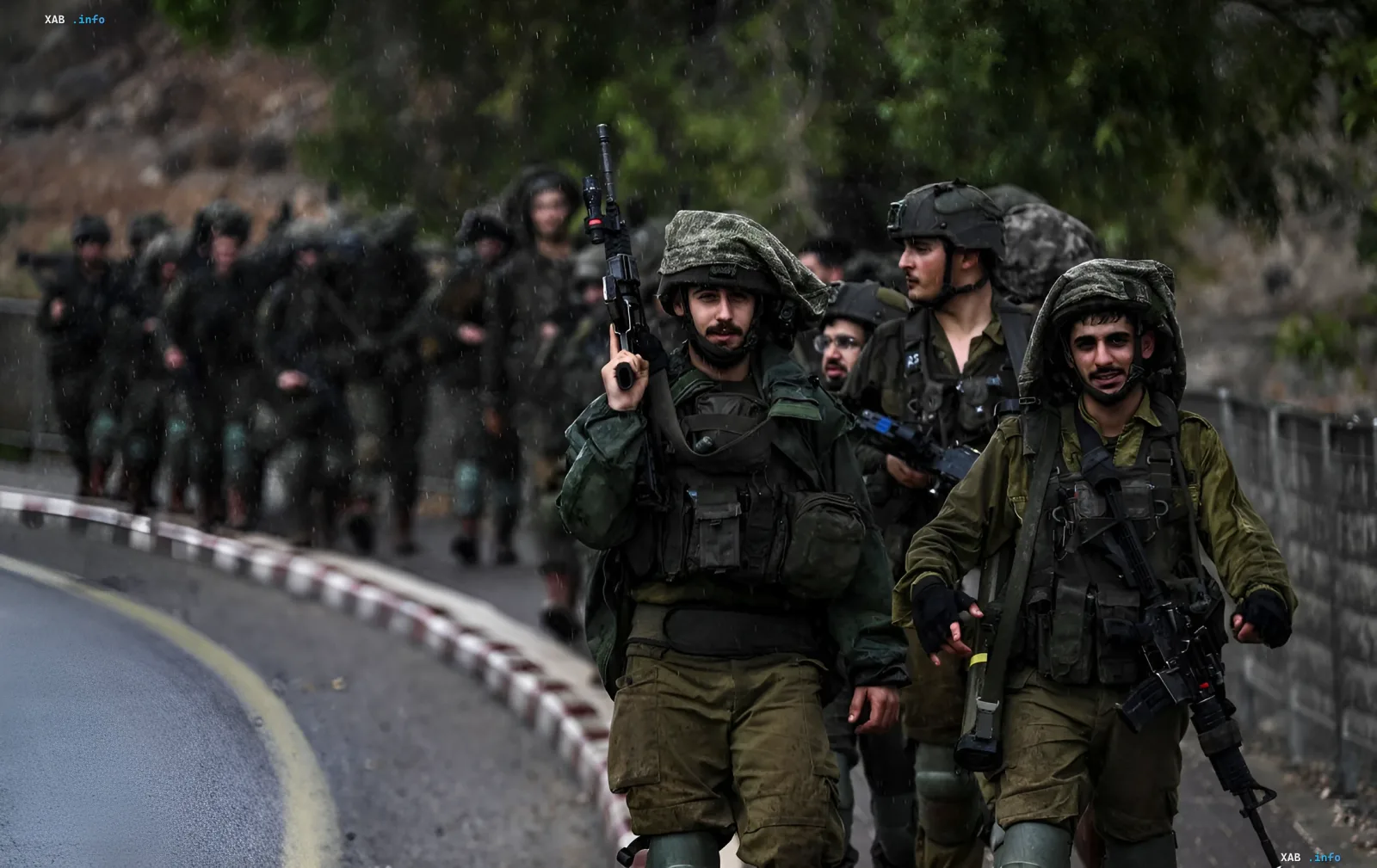 Israelische Soldaten marschieren im Regen, was die Spannung im Zusammenhang mit Sanktionen gegen Projekt E1 veranschaulicht