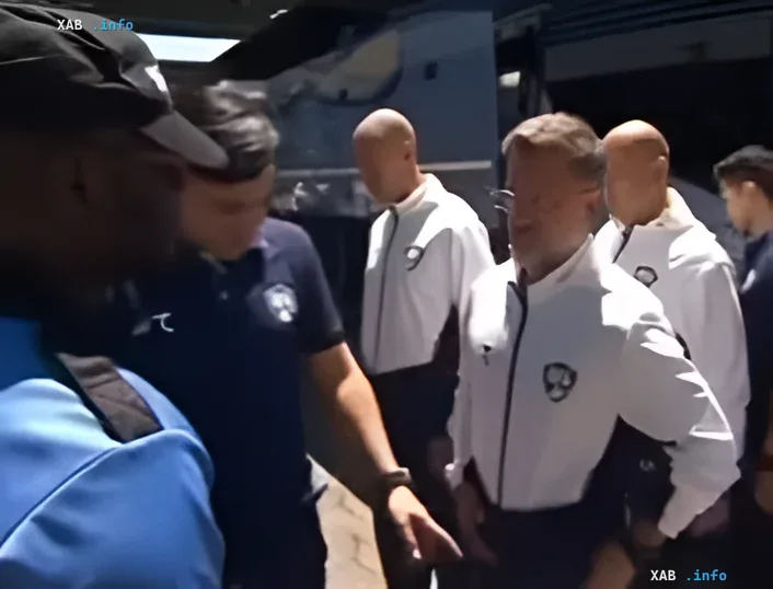 Игроки сборной Узбекистана проходят досмотр с собакой в аэропорту Нью-Йорка