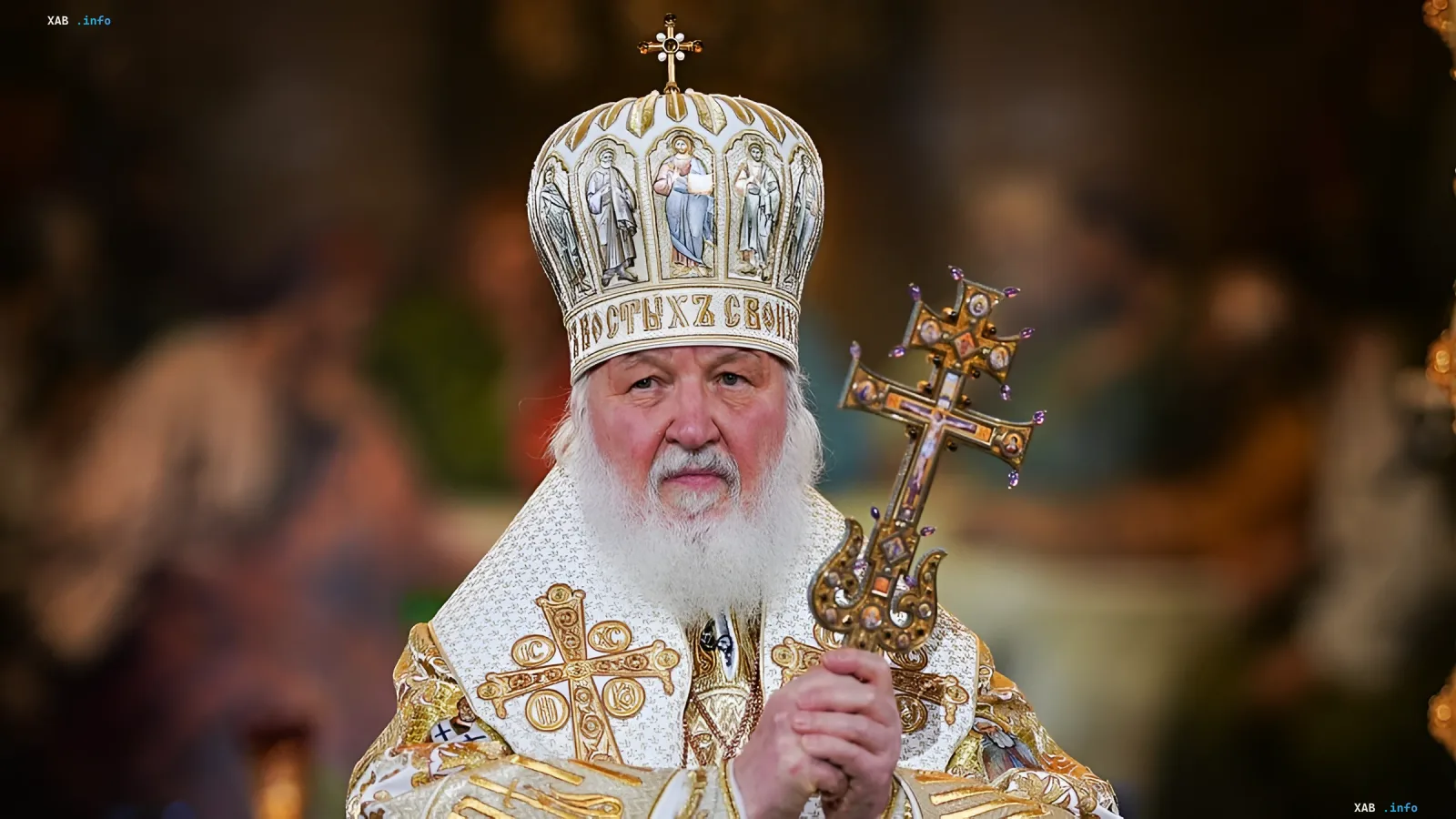 Патриарх Кирилл в богослужебных одеждах с крестом в руках, на фоне размытого церковного интерьера — ключевая фигура в обсуждении новых санкций ЕС