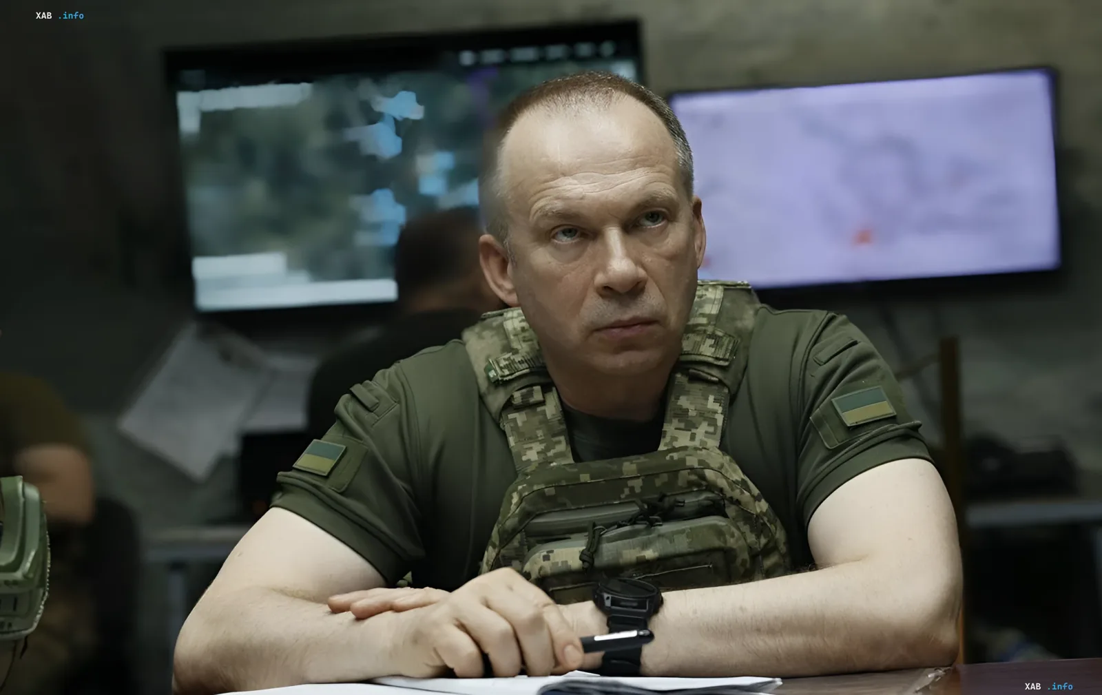 Главком ВСУ в военной форме за столом с мониторами на фоне, утверждающий стратегию создания ракетной мощи до 2030 года