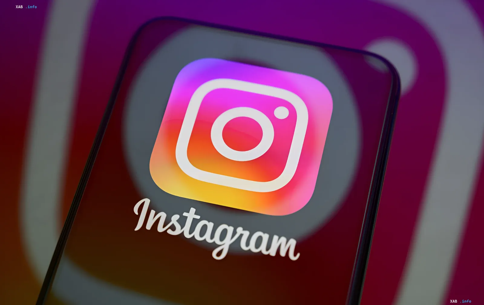 Instagram logo on smartphone screen: new manual post sorting feature for perfect profile grid