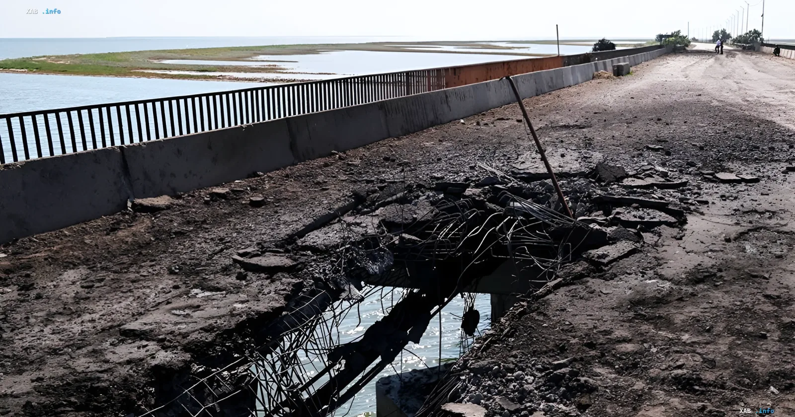 Разрушенный участок моста в Чонгаре с обрывом асфальта и торчащей арматурой, движение перекрыто