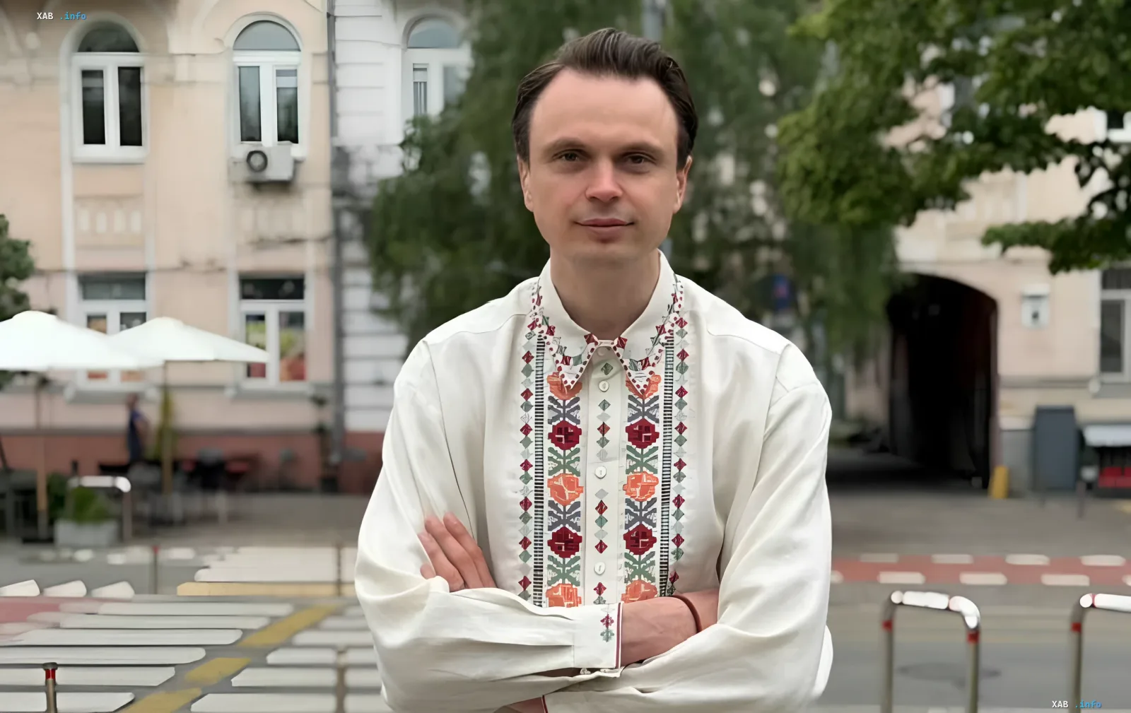 Nikolai Dawidjuk in traditioneller ukrainischer Stickerei vor städtischem Hintergrund — offizielles Porträt des ukrainischen Volksabgeordneten