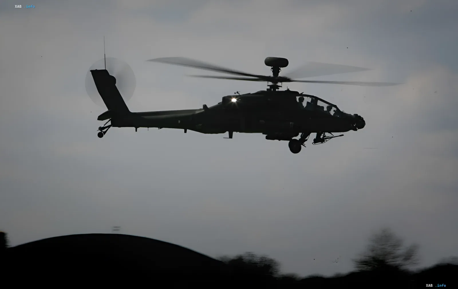 Боевой вертолет AH-64 Apache в полете на фоне заката, иллюстрирующий потерю первого Apache у Ормузского пролива