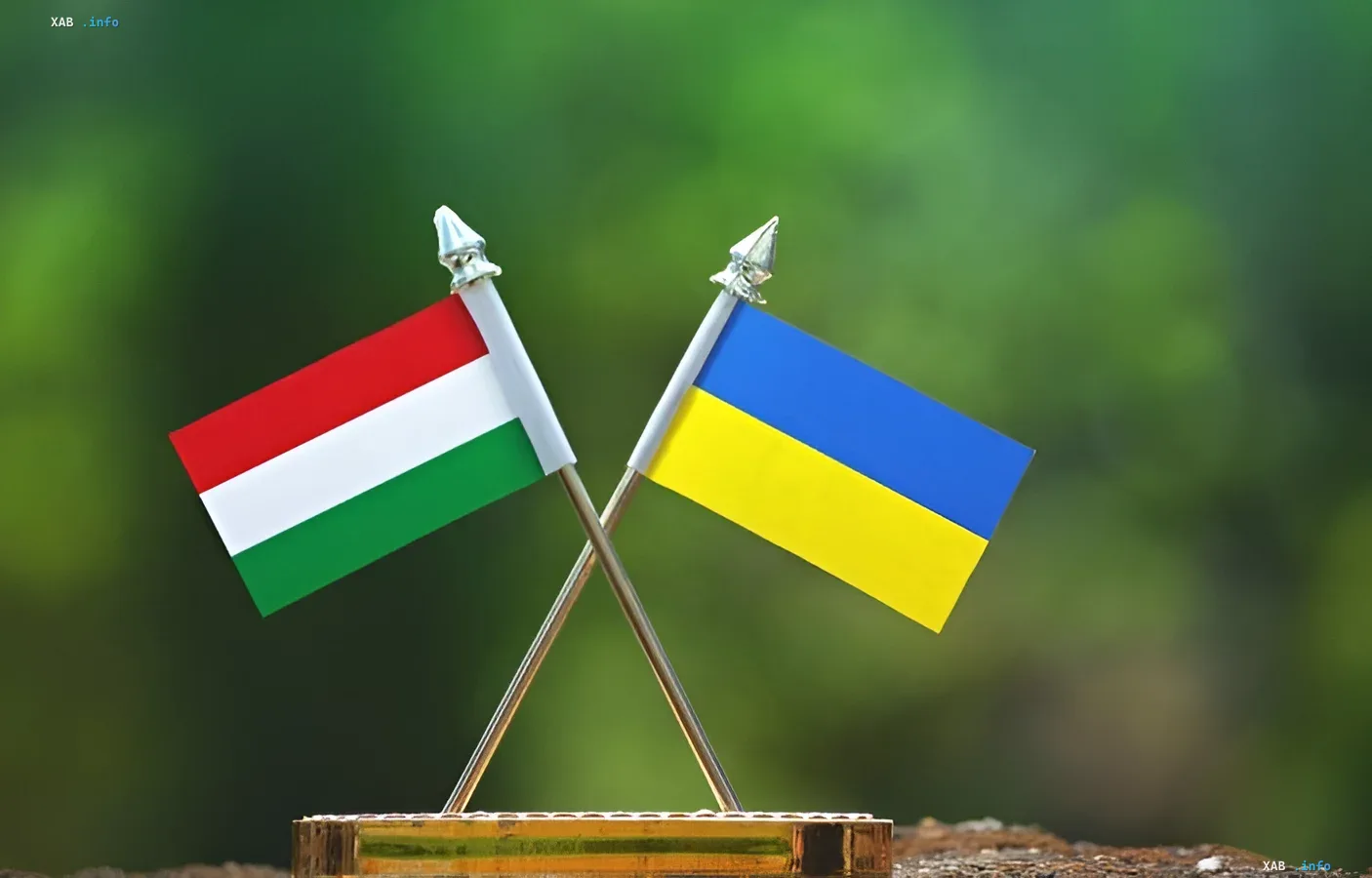 Флаги Украины и Венгрии перекрещены на фоне зелени — символ переговоров по 11 требованиям, где 10 согласованы, но вопрос квот в Раде остается открытым