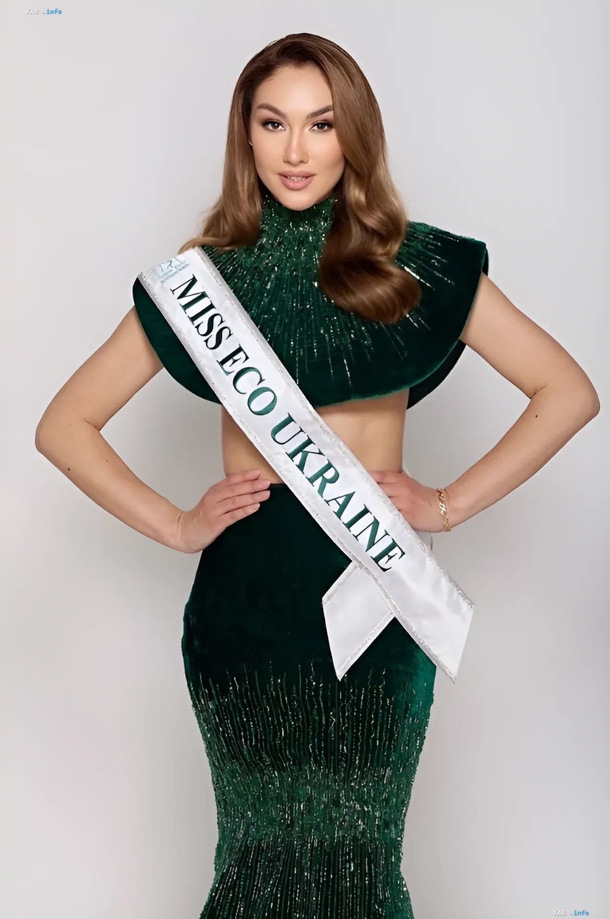 Участница Miss Eco Ukraine в зеленом национальном костюме, посвященном памяти самолета Ан-225, с лентой конкурса