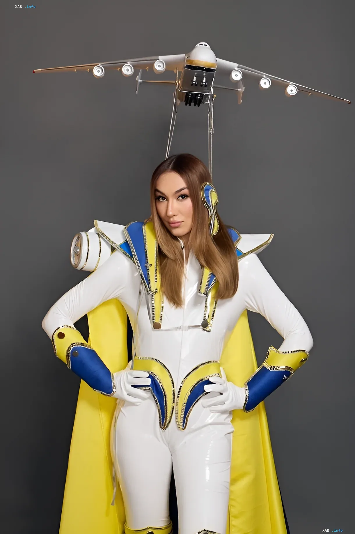 Национальный костюм в честь Ан-225 Мрия на конкурсе Miss Eco International-2026 Украинская участница Miss Eco International-2026 в национальном костюме с элементами, символизирующими самолет Ан-225 Мрия