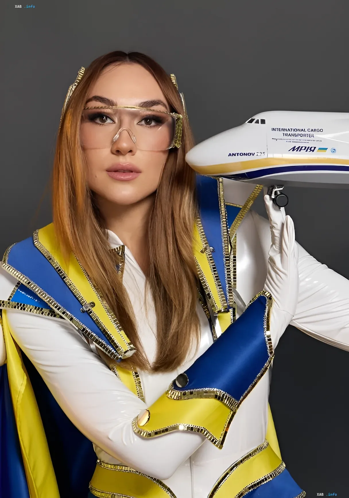Национальный костюм Miss Eco International-2026: память об Ан-225 «Мрия» в деталях Украинская участница Miss Eco International-2026 в национальном костюме с элементами, вдохновленными Ан-225 «Мрия», держит модель самолета — символ памяти и надежды