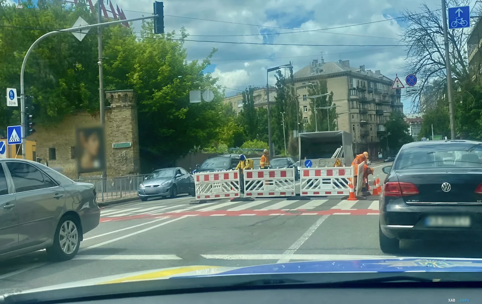 Дорожные работы в центре Киева: перекрытие улицы из-за провала асфальта, рабочие в оранжевых жилетах и барьеры