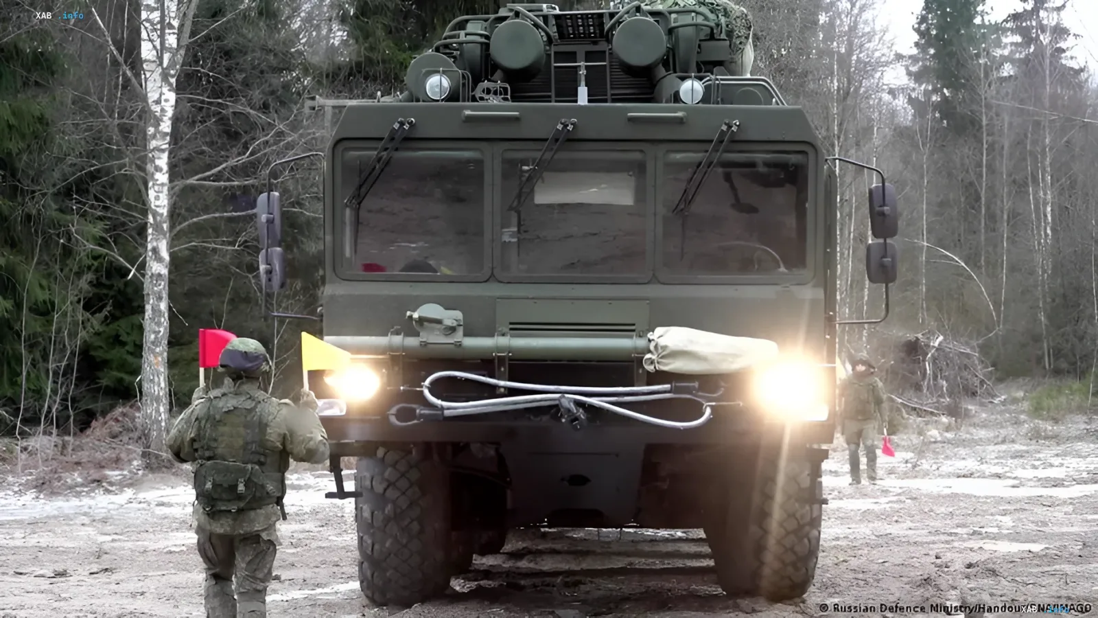 Russische militärische Lastwagen auf Manövern im Wald, die das Wachstum der Militärausgaben und die Modernisierung der Arsenale veranschaulichen