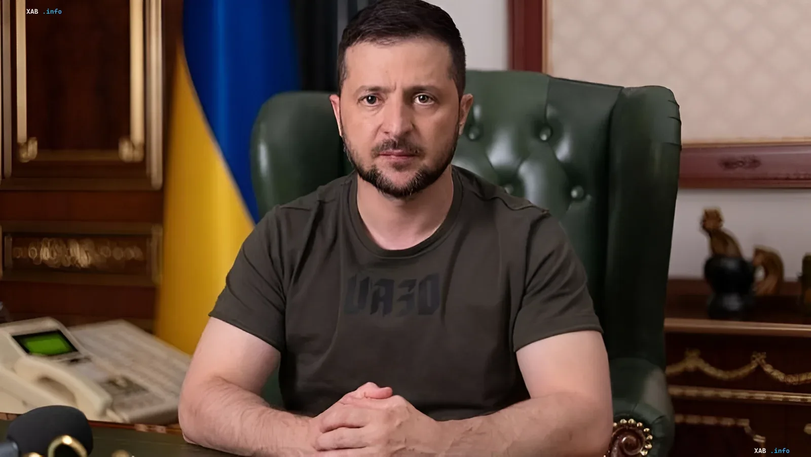 Президент Украины Зеленский в военной форме за столом с флагом Украины на фоне, обсуждая критический период для дипломатии и фронта в июне и июле 2026 года