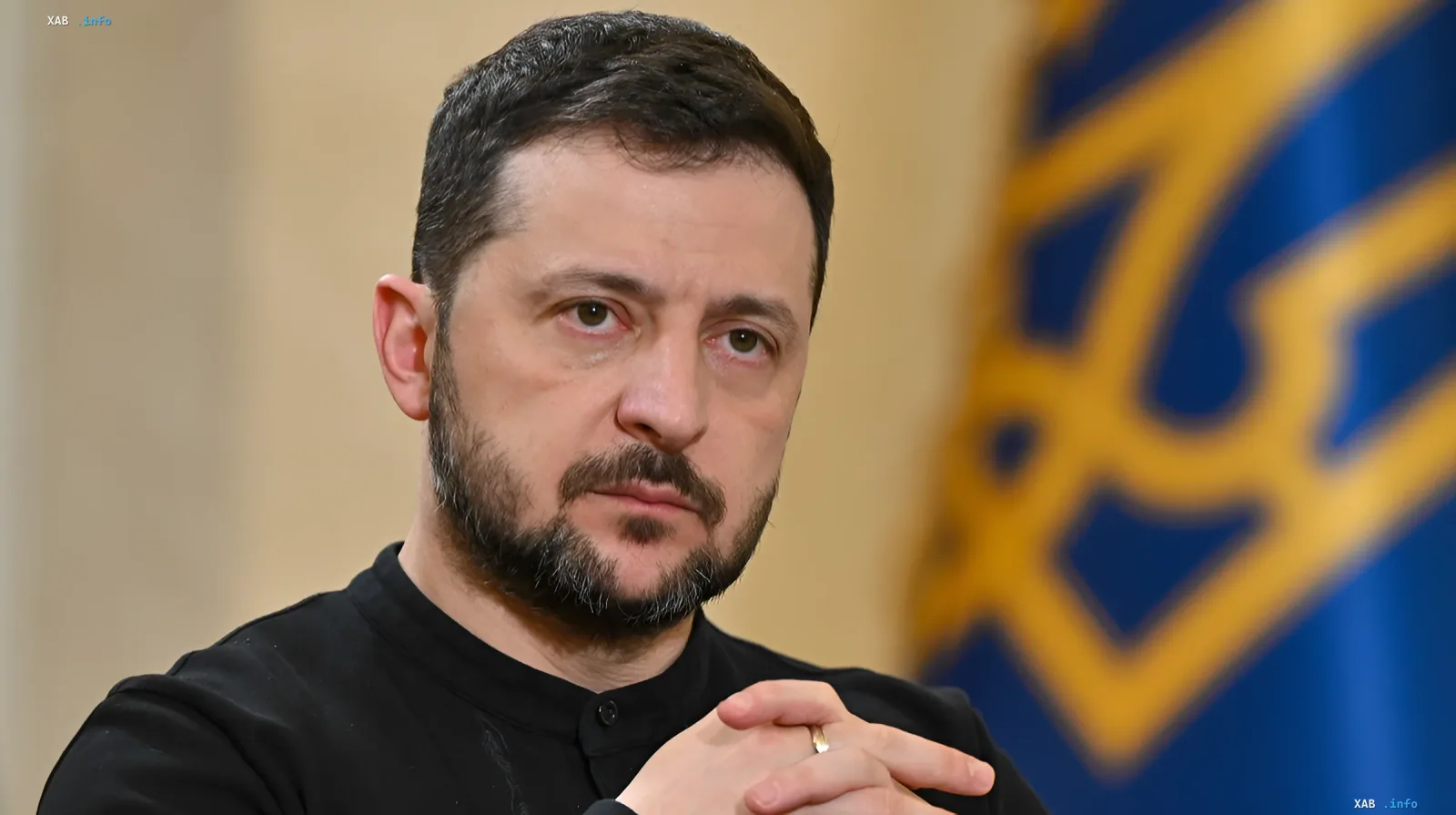 Der ukrainische Präsident Wolodymyr Selenskyj vor der ukrainischen Flagge, die Notwendigkeit der Beteiligung Europas an Waffenstillstandsverhandlungen diskutierend