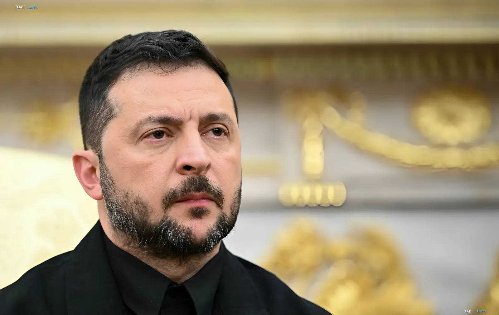 Президент Украины Владимир Зеленский в черном костюме на фоне золотых украшений, обсуждая масштабирование ударов по России
