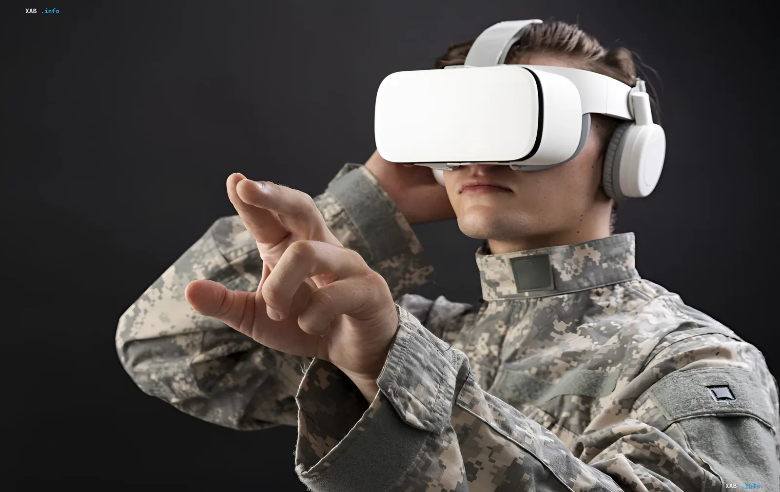 Солдат в камуфляжной форме использует VR-шлем Farsight Vision для тактической подготовки штурмовых операций