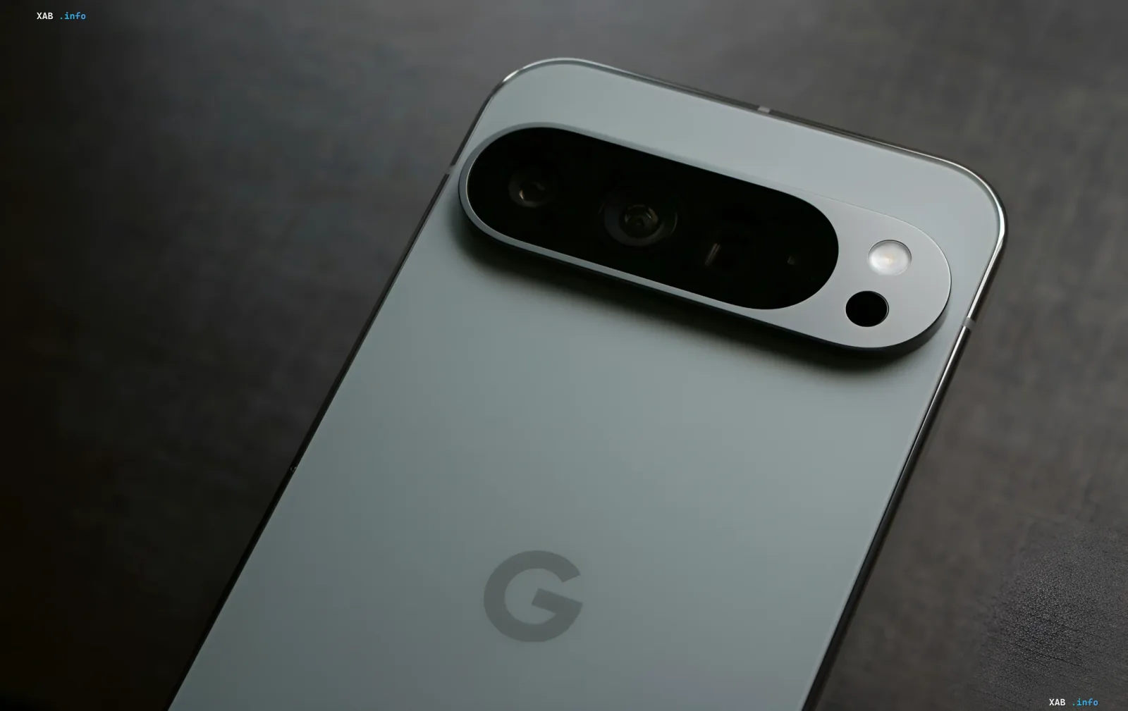 Смартфон Google Pixel с логотипом G на задней панели, символизирующий переход от бесплатного Pixel Studio к платному Gemini