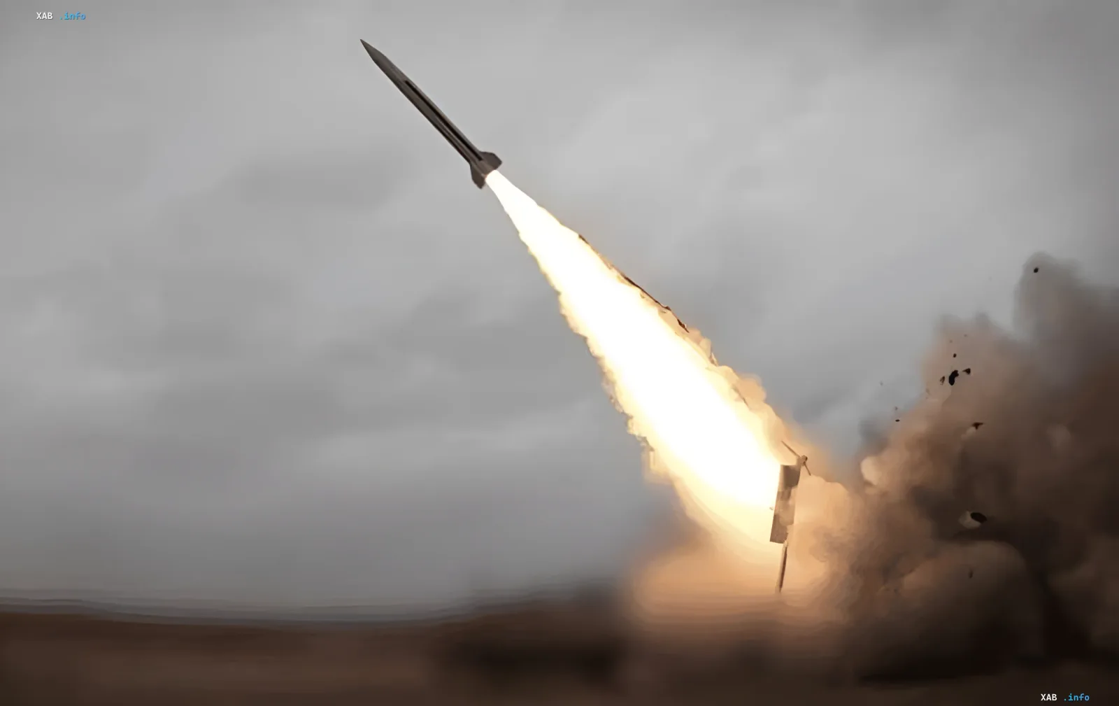 Запуск украинской ракеты-перехватчика FP-7.x с ярким огненным следом на фоне облачного неба