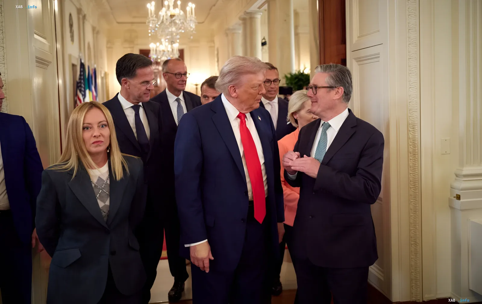 Дональд Трамп в коридоре Белого дома ведет переговоры с европейскими лидерами, включая Фредерика Рюйтера, на фоне требований пересмотра стратегии по Украине