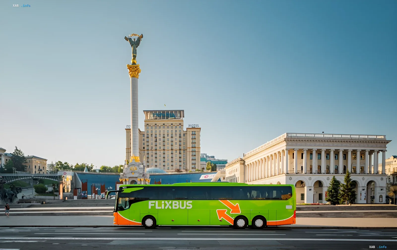 Зеленый автобус FlixBus на Майдане Незалежности в Киеве, символизирующий старт внутренних рейсов по Украине