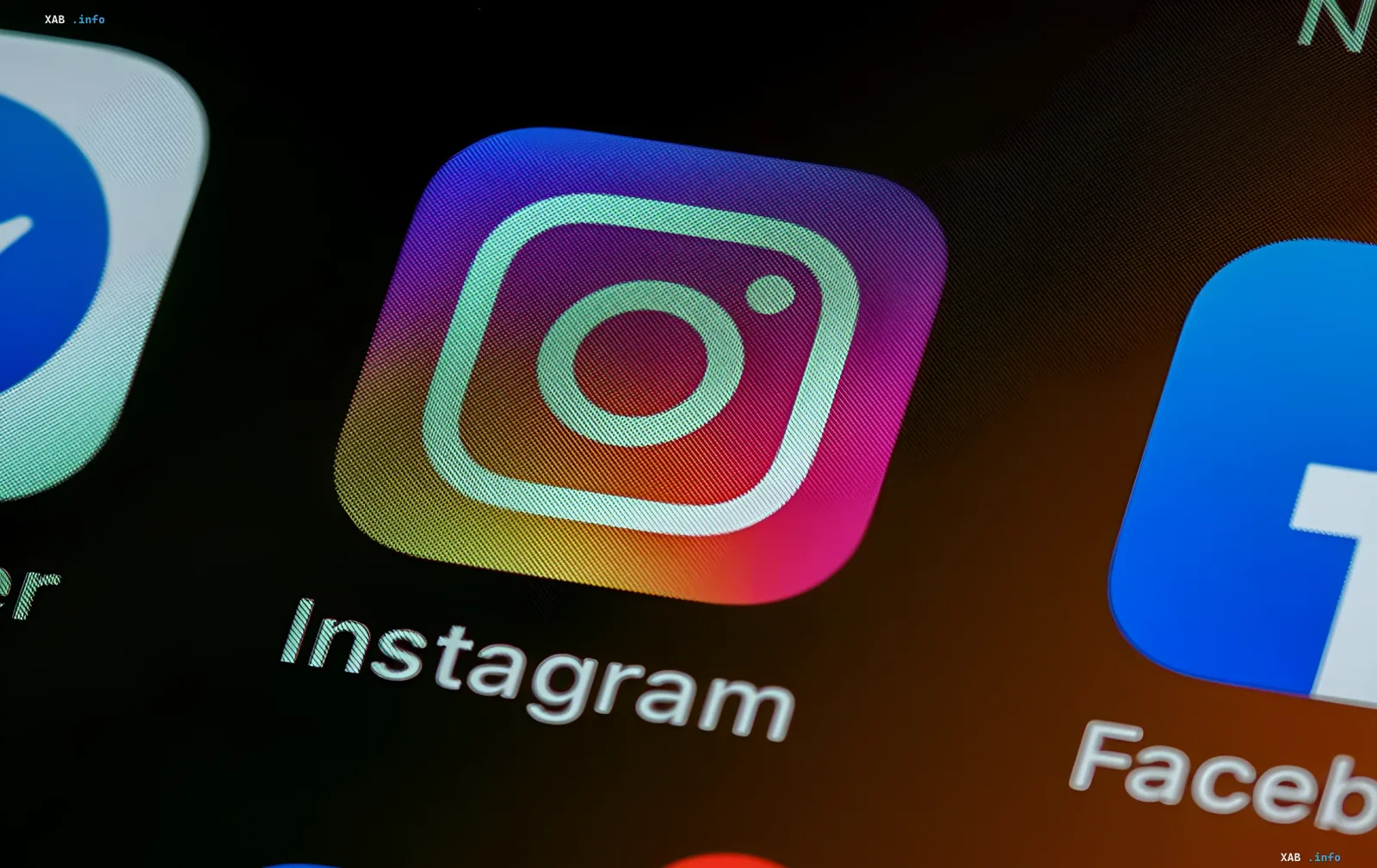 Логотип Instagram на экране смартфона рядом с Facebook — символ новой функции трекинга, вызывающей опасения за конфиденциальность