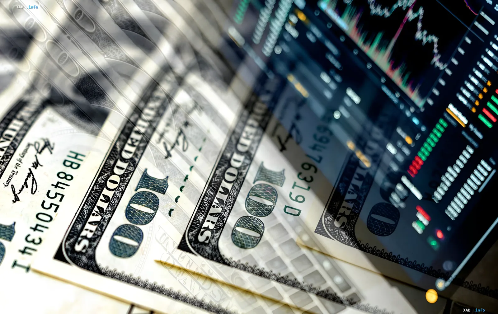 Сто доларів США на фоні біржового графіка, що символізує зростання курсу долара за даними НБУ від 11 червня