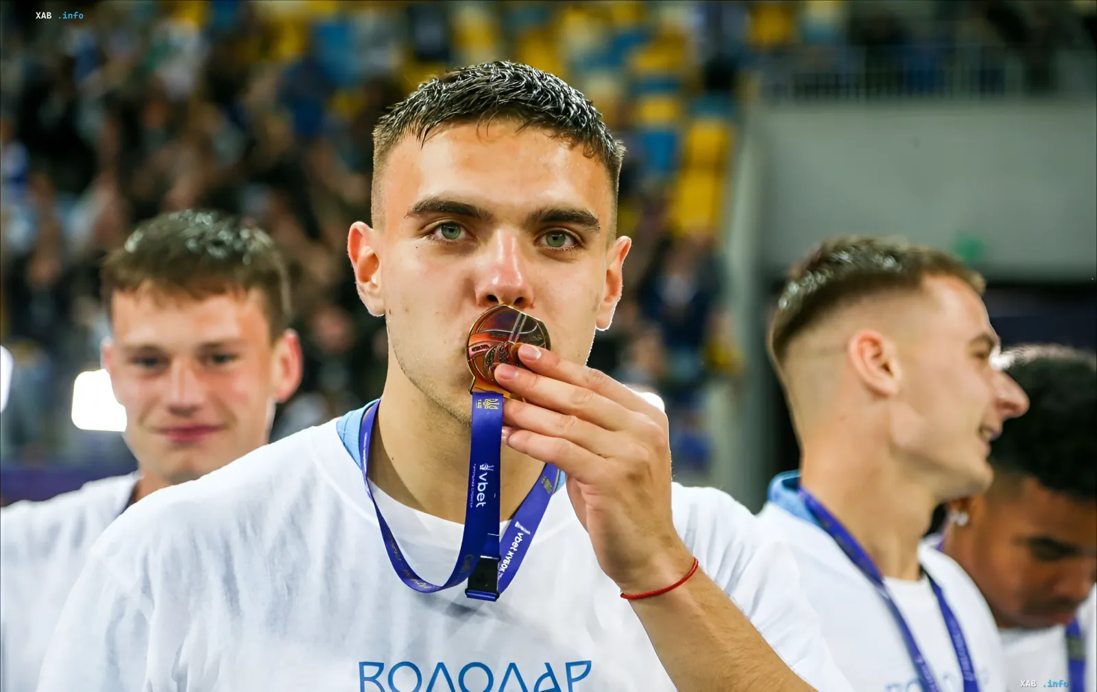 Матвей Пономаренко целует медаль лучшего молодого игрока УПЛ, символизируя свое абсолютное доминирование в лиге