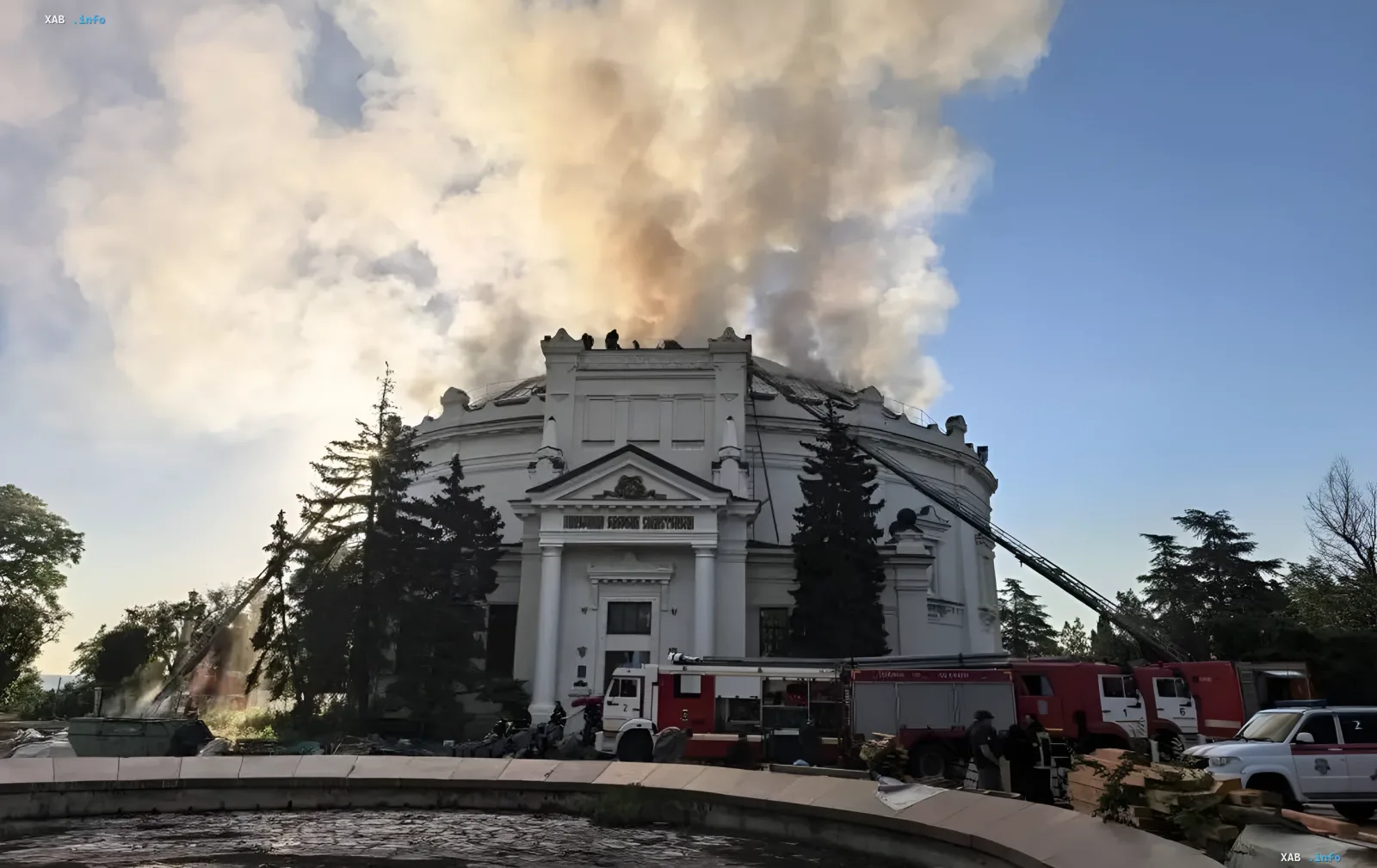Fire at the 'Defense of Sevastopol' panorama: thick smoke rises above the building, firefighters fight the blaze