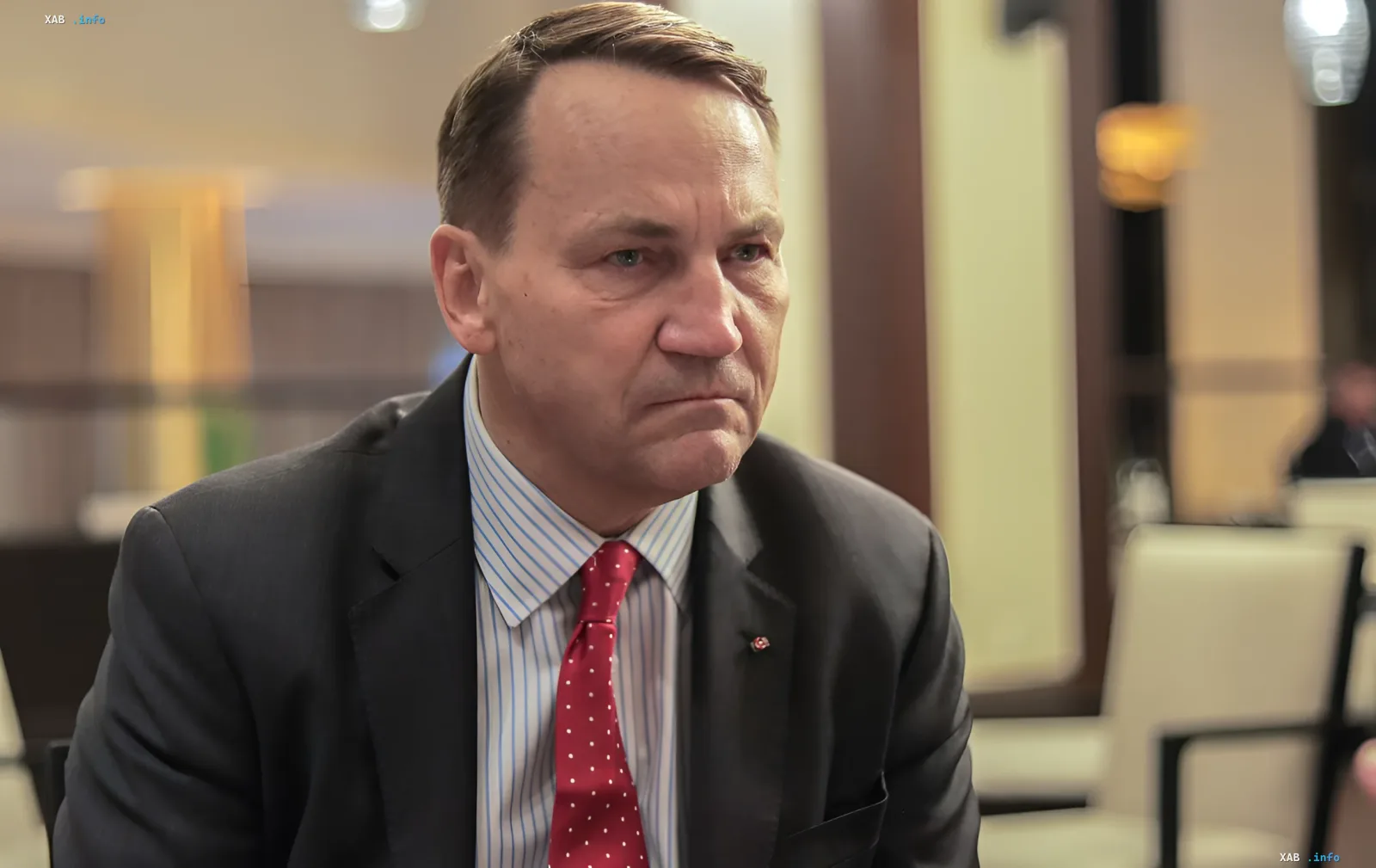 Матеуш Моравецький, прем'єр-міністр Польщі, у діловому костюмі на фоні офіційного інтер'єру, обговорює питання скасування звання УПА