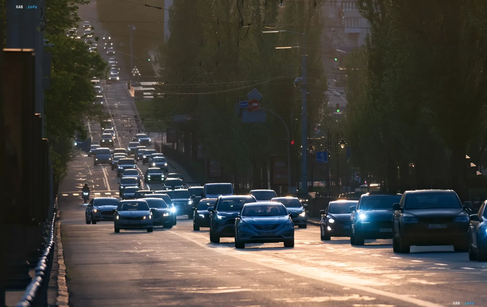 Плотный городской трафик на закате: автомобили в пробке, иллюстрирующие необходимость реформы ПДД и штрафов за превышение скорости