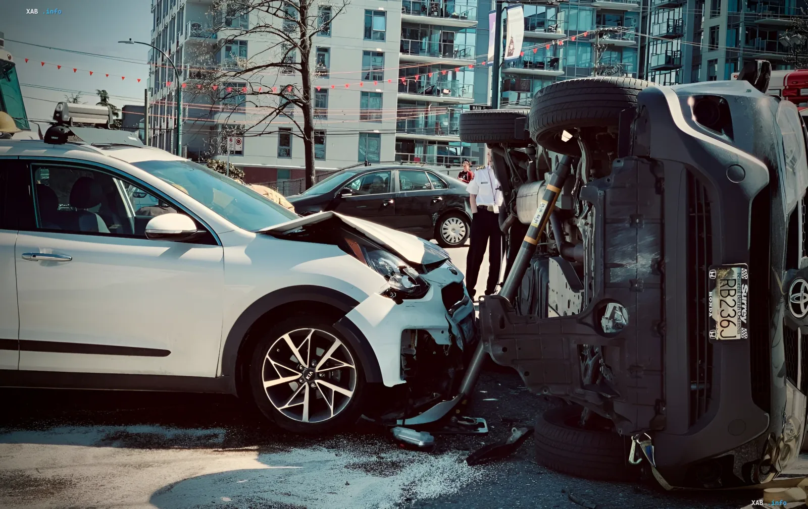 ДТП в городе: перевернутый автомобиль и поврежденный белый хэтчбек — наглядное доказательство опасности скорости 60 км/ч в городской среде
