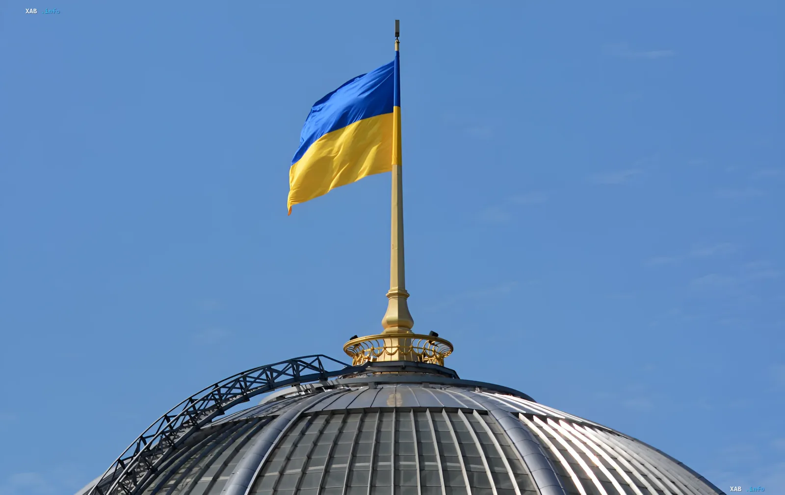 Флаг Украины на куполе Верховной Рады в день памяти Вячеслава Бельского
