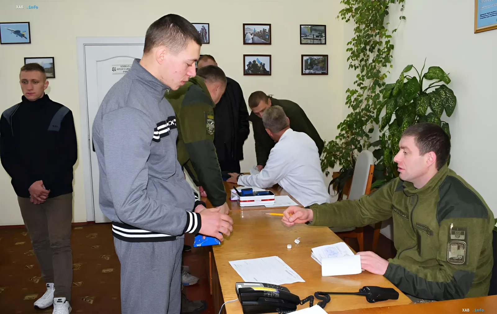 Молодые украинцы проходят воинский учет в военкомате, заполняют документы