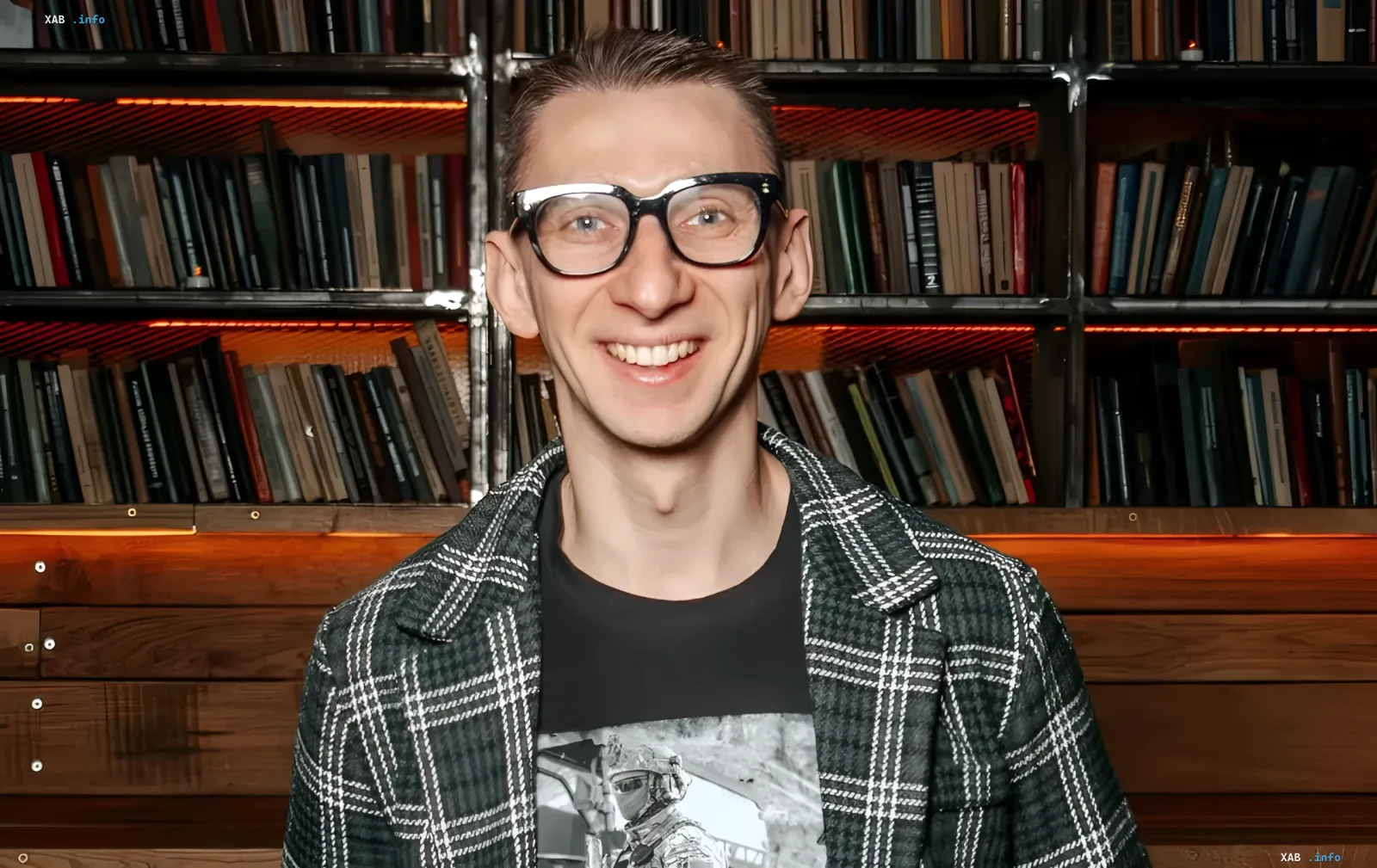 Вячеслав Соломка в очках и клетчатом пиджаке улыбается на фоне книжных полок — интервью о работе, жизни без войны и приоритетах